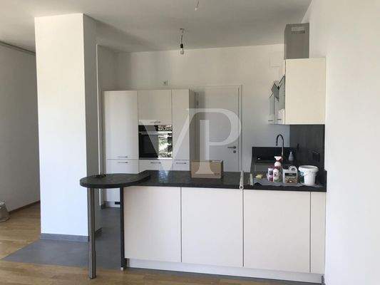 Küche mit Zugang zum Abstellraum