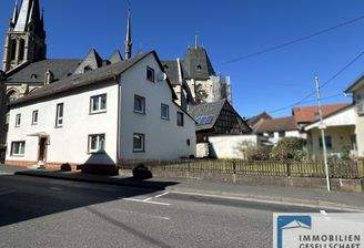 Straßenansicht und Garten