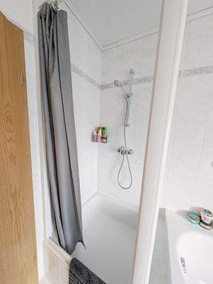 Badezimmer OG Dusche.jpg