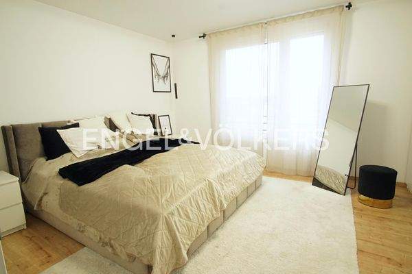 Großzügiges, lichtdurchflutetes Schlafzimmer mit Wohlfühlatmosphäre