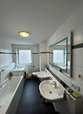 Bad mit Dusche und Wanne