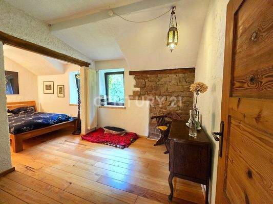 Attraktives große Schlafzimmer der Whg. im OG links