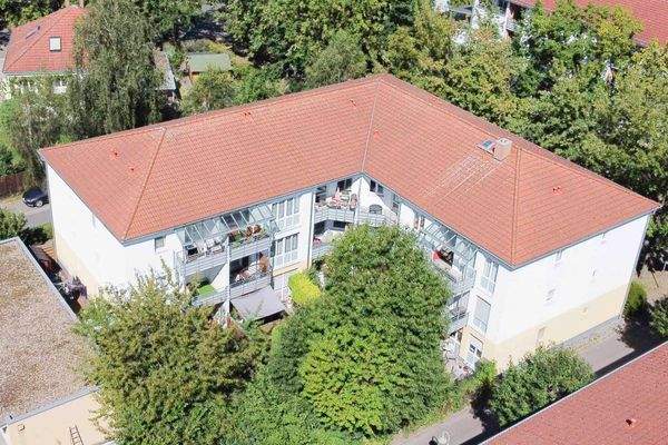 Luftbild Gebäuderückseite und Balkone