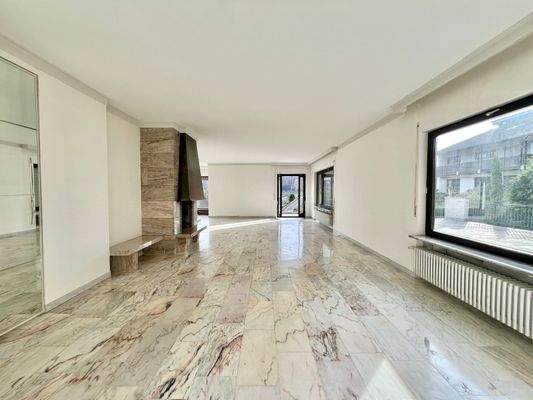 Essbereich mit Zugang zur Küche