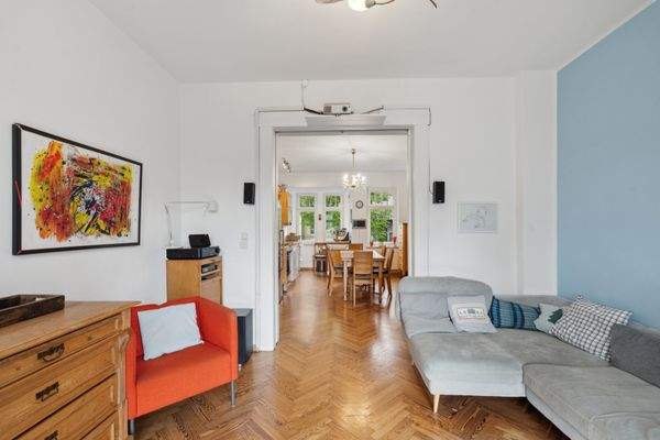 Wohnzimmer mit offener Küche