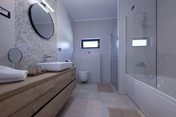 eines der drei Badezimmer