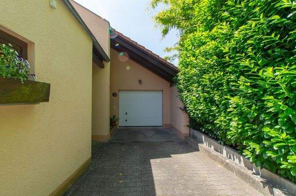 Einfahrt und Garage