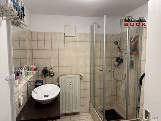 Badezimmer mit Dusche