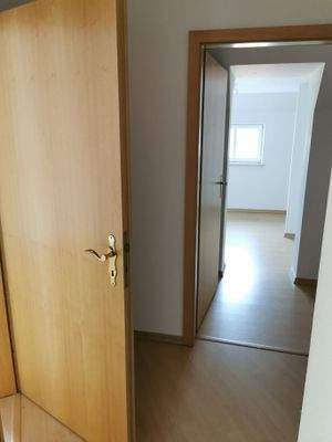 Flur mit Zimmertür Schlafzimmer und Kinderzimmer.j