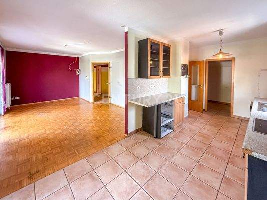 Küche. Essplatz und Wohnzimmer im Überblick