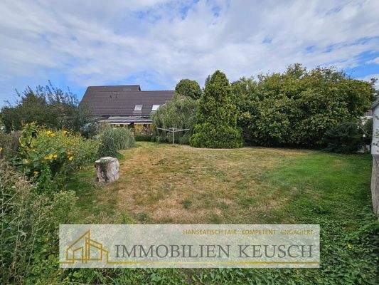 großes grünes Grundstück