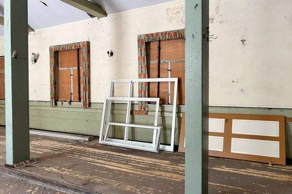 Die hinteren Saalfenster sind aktuell verkleidet