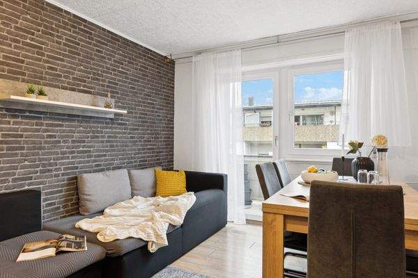 Wohnzimmer mit Zugang zum XL-Balkon