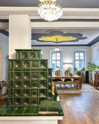 Wohnzimmer mit Deckenstuck und Wohlfühlatmosphäre