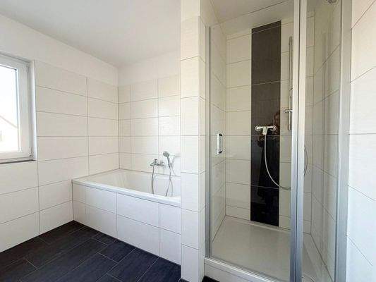 Tageslicht Bad mit Wanne und Dusche 