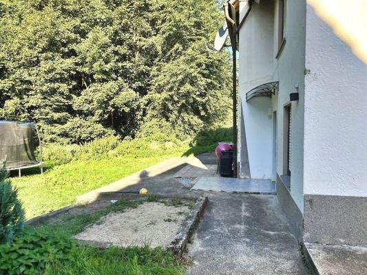 Terrasse mit Zugang zur Einliegerwohnung