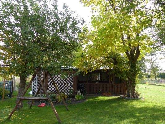 Gartenhaus mit Terrasse
