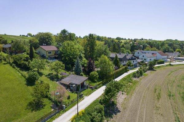 Drohnenblick von Norden zum Haus