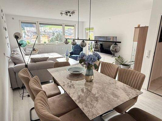 Wohnzimmer mit Essbereich