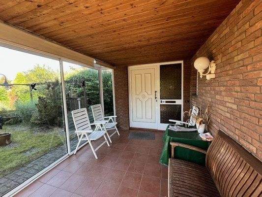 überdachte Terrasse + Eingang Wohneinheit 2