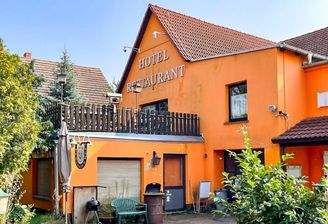 Ladengeschäft und Eingang Restaurant
