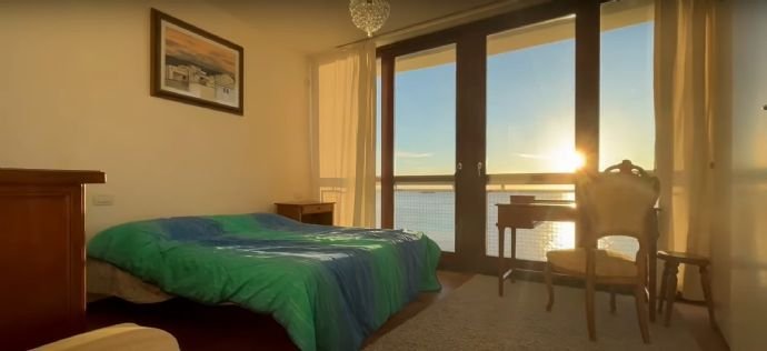 Zweites Schlafzimmer mit Blick auf das Meer