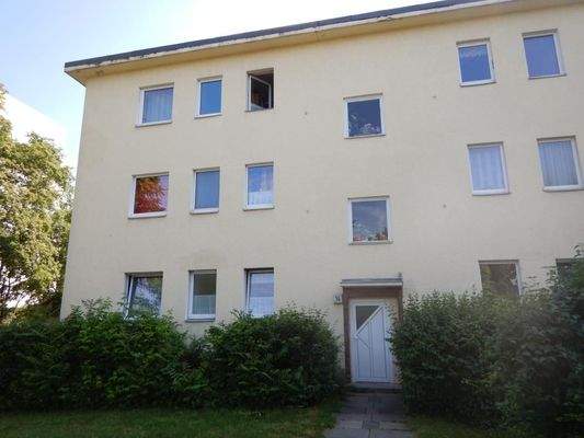 Gebäude neben dem Grundstück