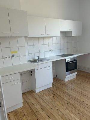 Einbauküche mit Herd und Spüle