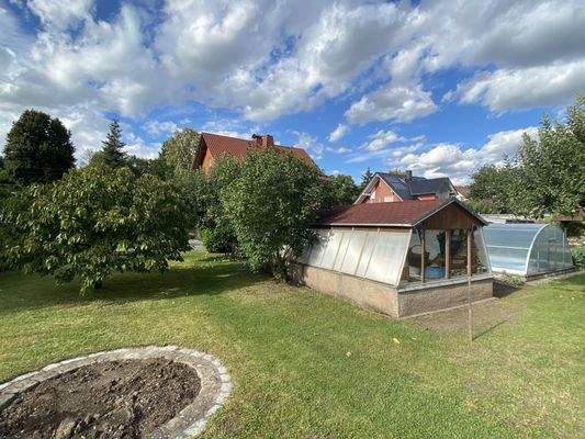 gepflegter Garten mit Feuerstelle, Gewächshaus sowie Pool