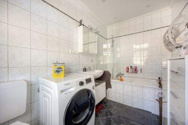 Badezimmer Wohnung 1. OG links