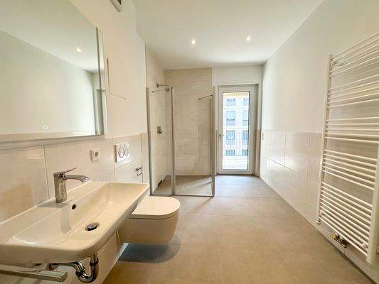 modernes Bad mit Dusche