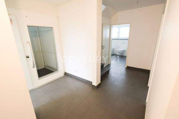 EG Flur OG erreichbar mit dem Lift oder der Treppe