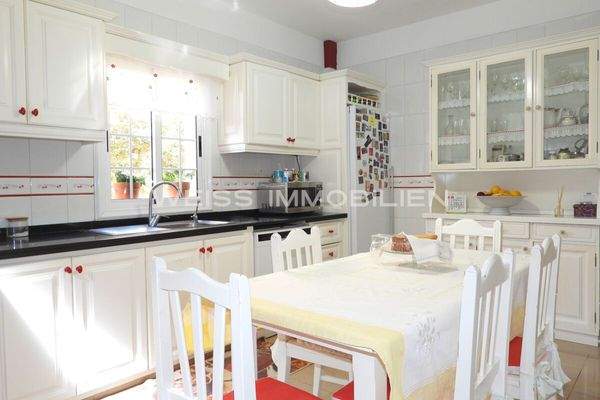 Genügend Platz auch für den Esstisch in der Küche