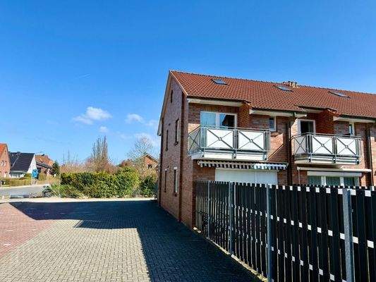 Hausansicht und PKW-Stellfläche