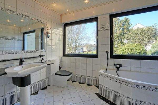 Bad mit Dusche und Badewanne