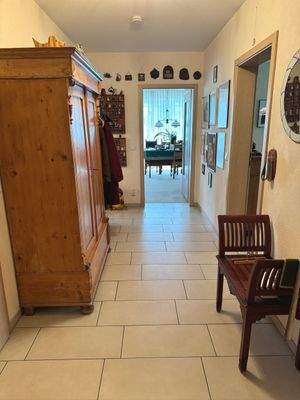 Heller Flur mit Möbeln