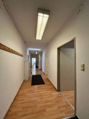 Flur, keine Durchgangszimmer, alle Zimmer sind direkt vom Flur aus zugänglich