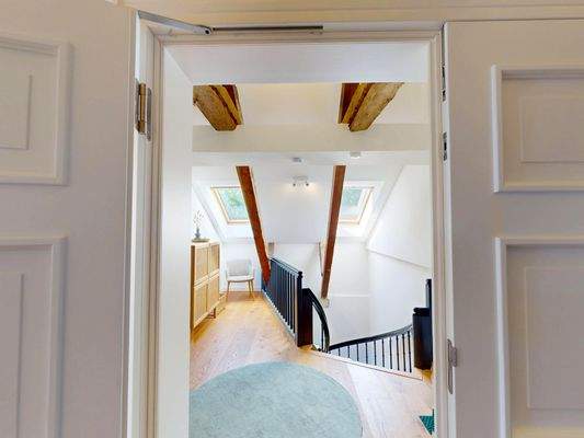 Vorflur zur Wohnung mit Personenaufzug