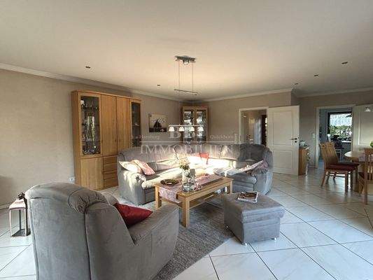 Lichtdurchflutetes Wohnzimmer