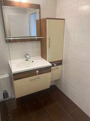 komplett ausgestattet mit Möbeln und Dusche 