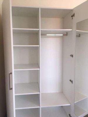 212 Kleiderschrank geöffnet.JPG