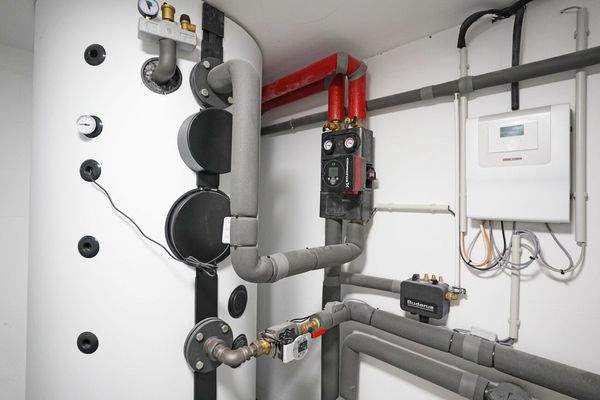 Heizungsanlage und Warmwasserspeicher - UG