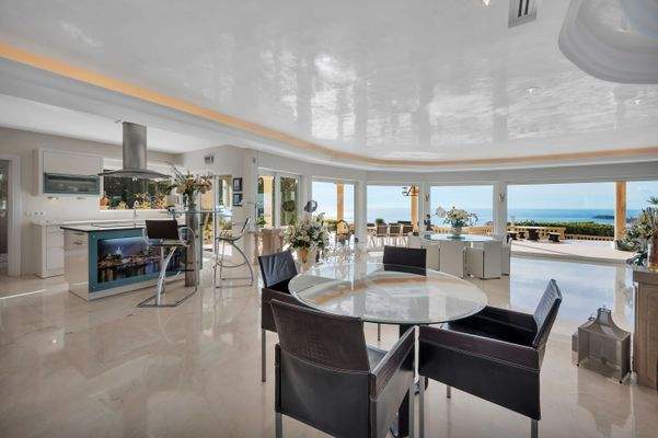 Kitchen and dining area in villa in Costa d'en Blanes