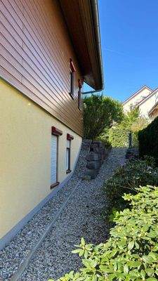 Aufgang vom Garten zur Straße