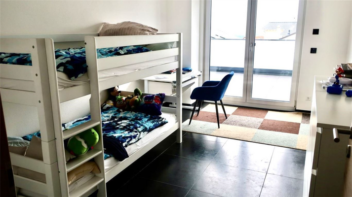 Kinderzimmer mit Zugang zum Balkon