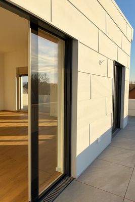 Balkon mit Blick ins Wohnzimmer