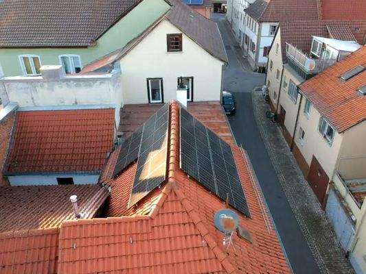 Dach mit Photovoltaikanlage