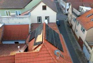 Dach mit Photovoltaikanlage