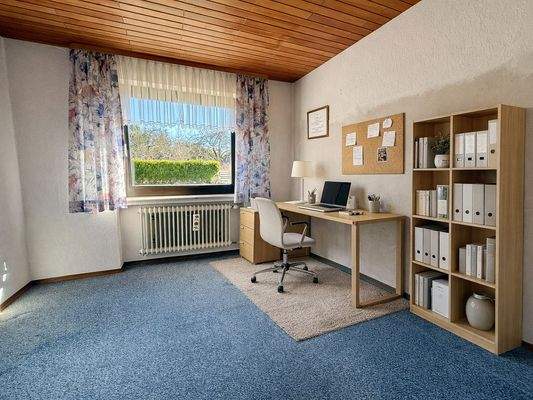 Büro (KI möbliert)