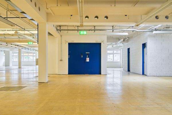 Vielfältige Produktionshalle mit Büros und großzügigen Mitarbeit